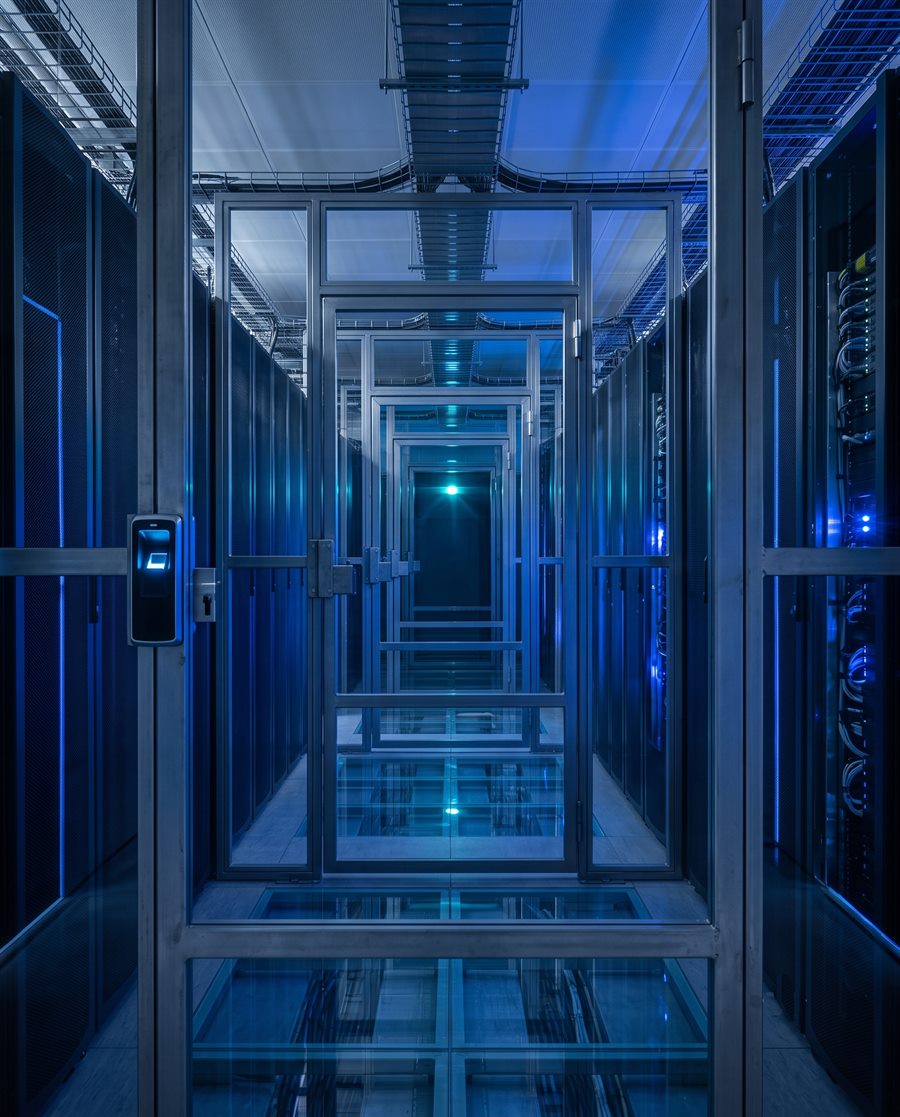 Corredor de data center com portões de segurança sucessivos recuando ao fundo
