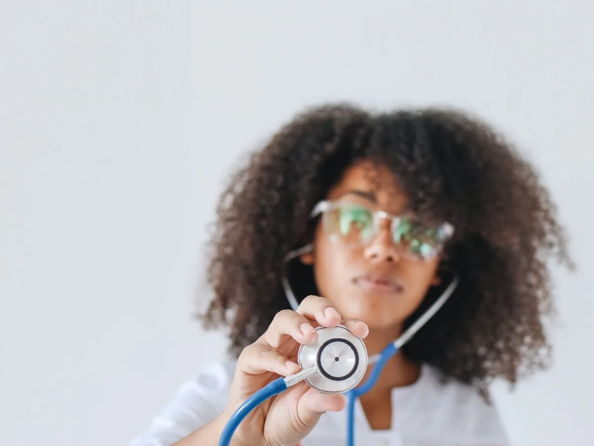 Médica conversando com paciente durante a consulta