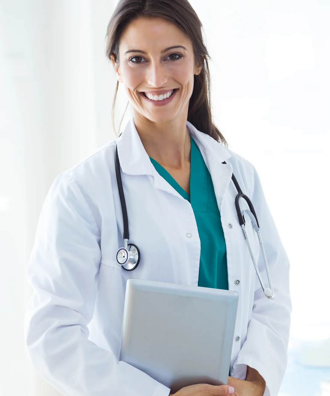 Médica da clínica Vida Plena sorrindo no corredor do consultório