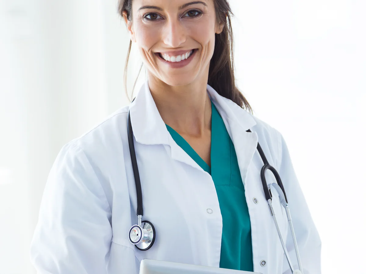 Médica da equipe Vida Plena no corredor da clínica