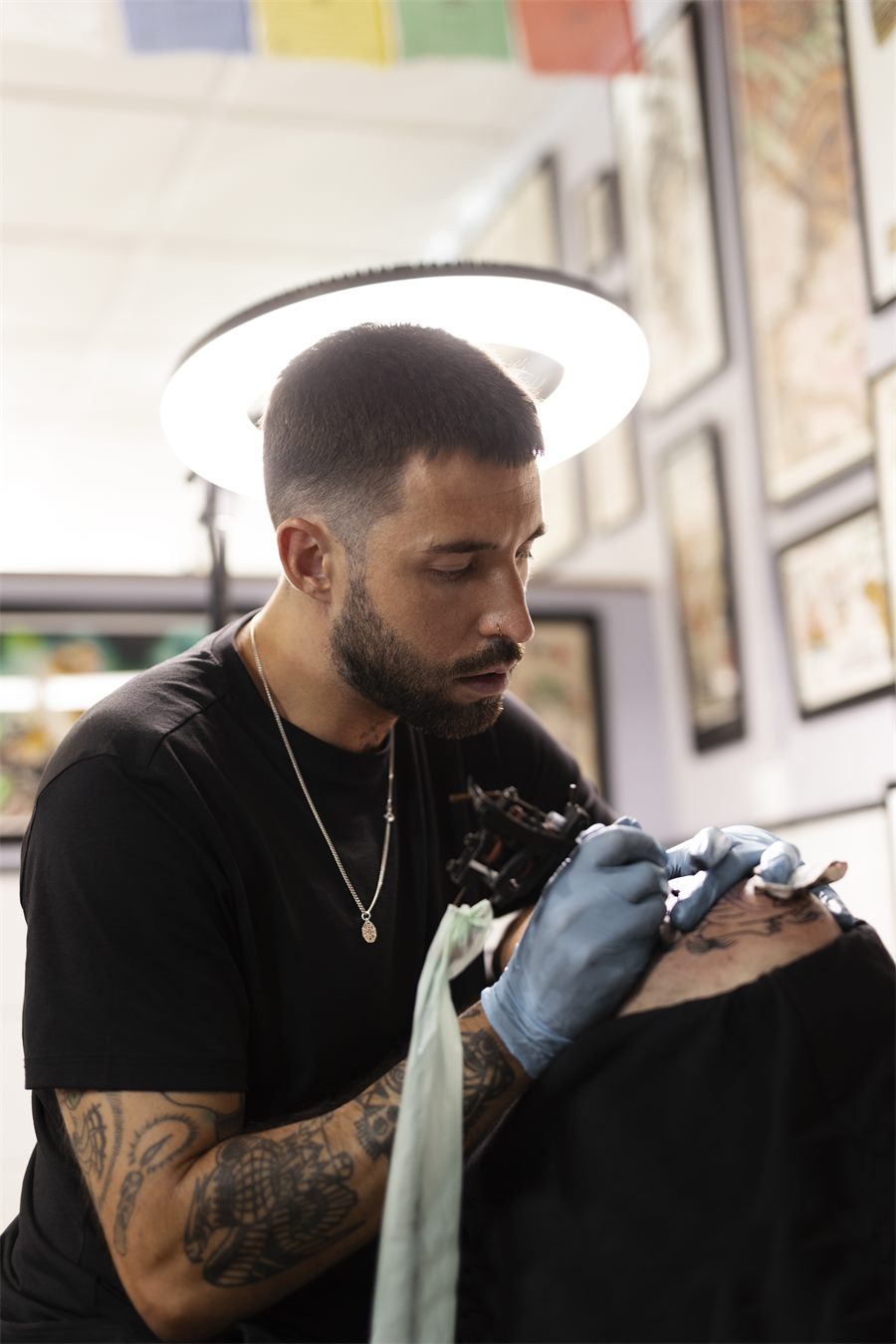 Renan Volpi, tatuador especializado em blackwork e realismo