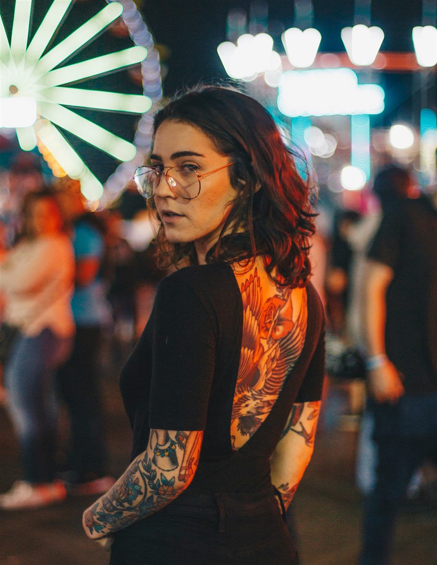 Tainá Meireles, tatuadora especializada em fineline e botânico