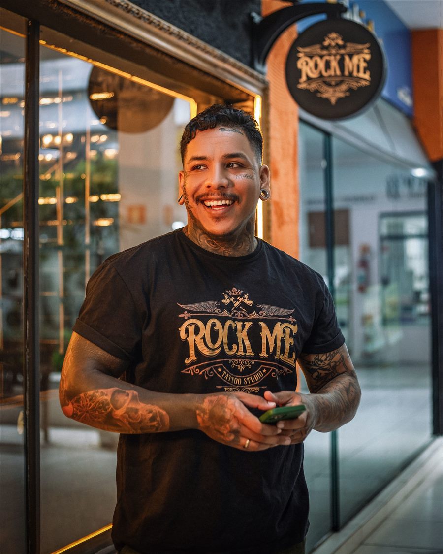 Caio Bertoldo, tatuador especializado em old school e pontilhismo