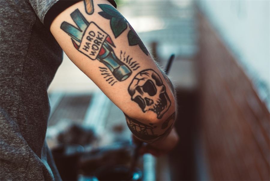 Tatuagem em blackwork cicatrizada no antebraço