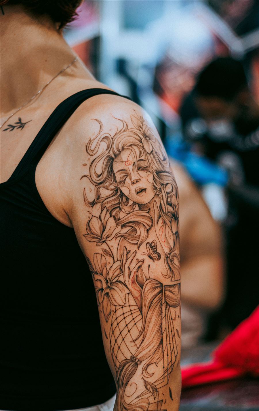 Tatuagem vertical de grande formato na perna