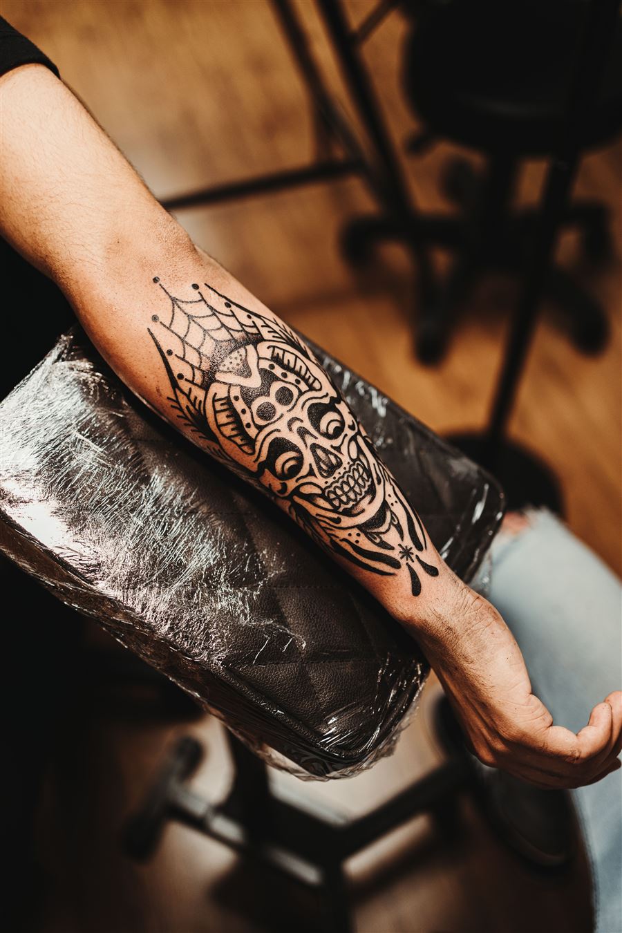 Tatuagem autoral cicatrizada no braço
