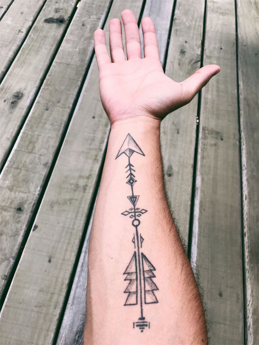Tatuagem vertical em blackwork no braço