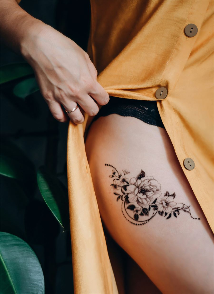 Tatuagem em traço fino na perna