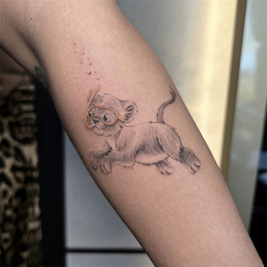 Tatuagem em formato quadrado no ombro