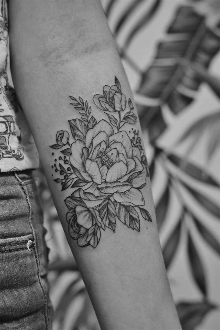 Tatuagem vertical fechando o antebraço