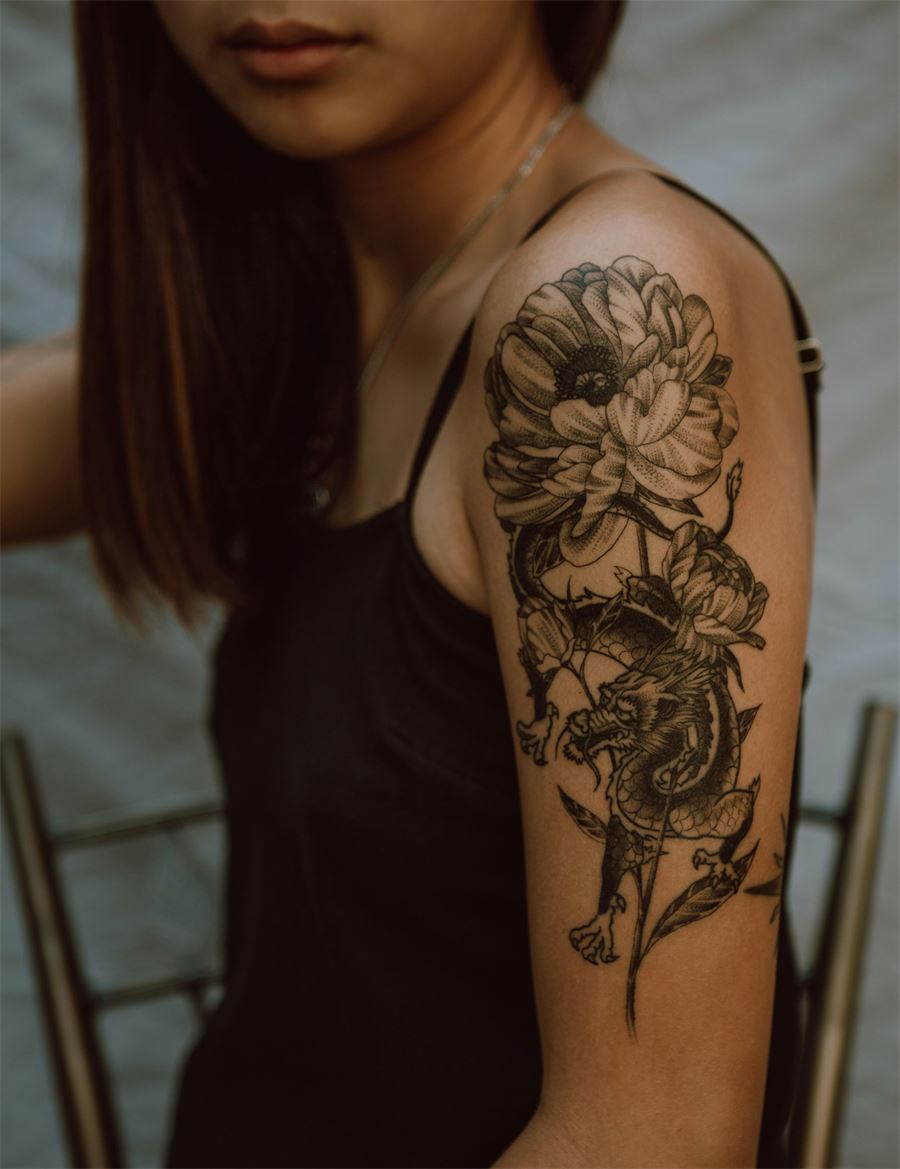 Tatuagem em blackwork na coxa