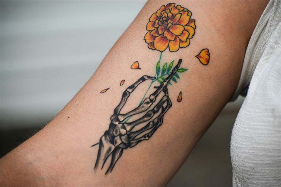 Tatuagem horizontal de grande formato